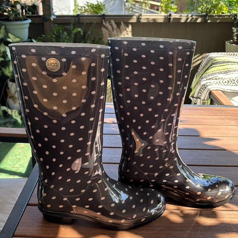 Gray & white polkadot UGG rain boots sheepskin lining size 7 female gently used